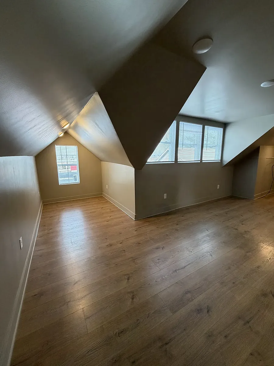 Building Photo - 103 E Driscoll Dr #5