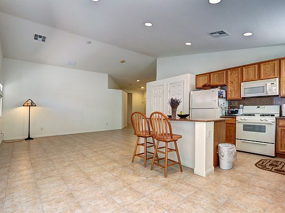 4th image of 1825 E El Campo Grande Ave