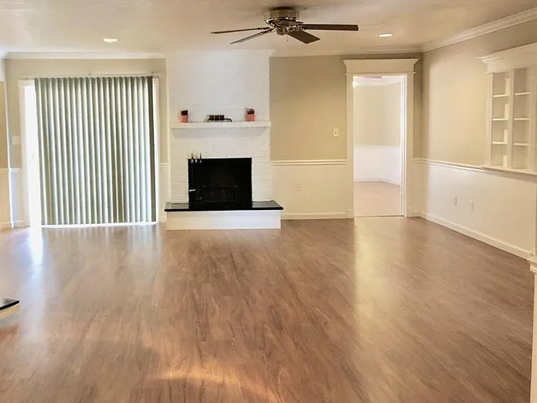 6327 Lynkat Ln — Photo 2