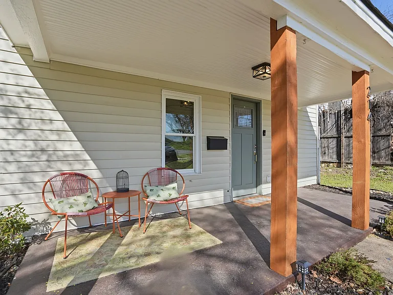 214 N Roosevelt Ave — Photo 2