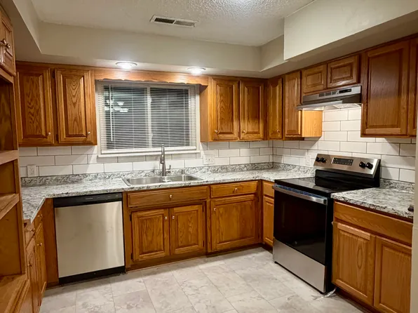 1402 Wilshire Dr, Springdale, AR 72764
