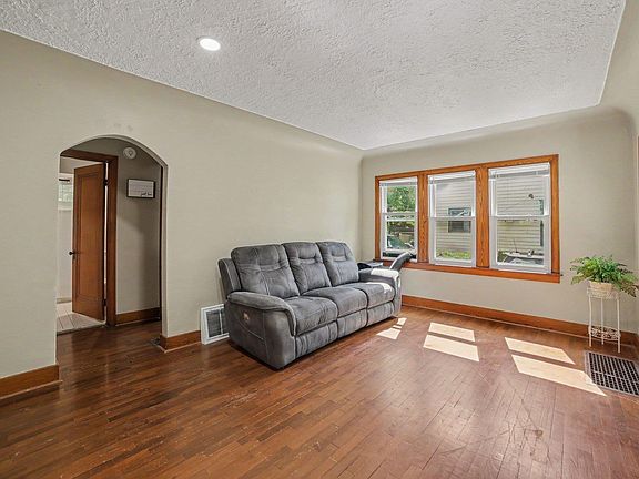 4th image of 402 E May St