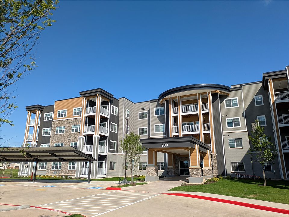 1st image of 930 Stockton Dr #109