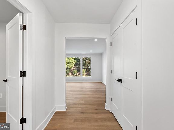 4th image of 1016 Evergreen Rd