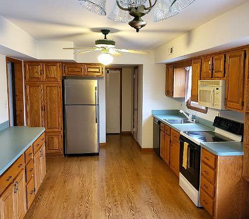 Eat in Kitchen with a lot of cabinets and counter space