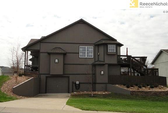 3rd image of 600 SW Graystone Dr