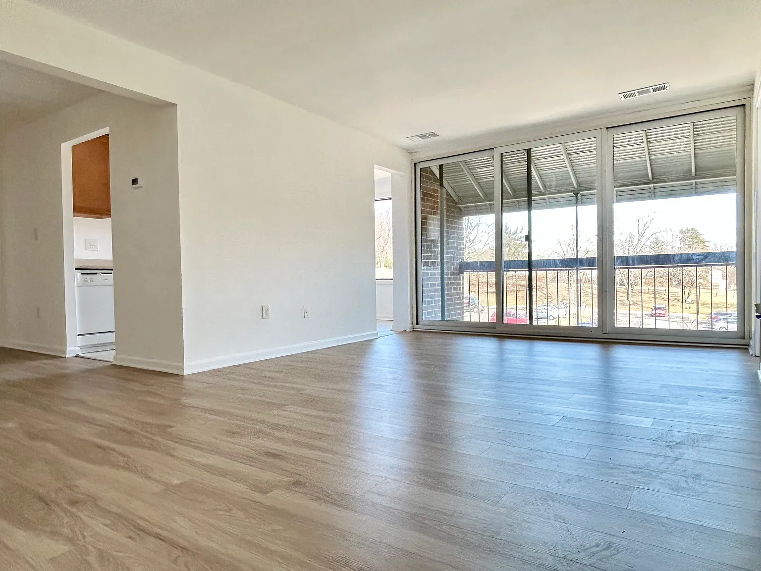 3 bed, 1082 sqft, $1,950 — Photo 2