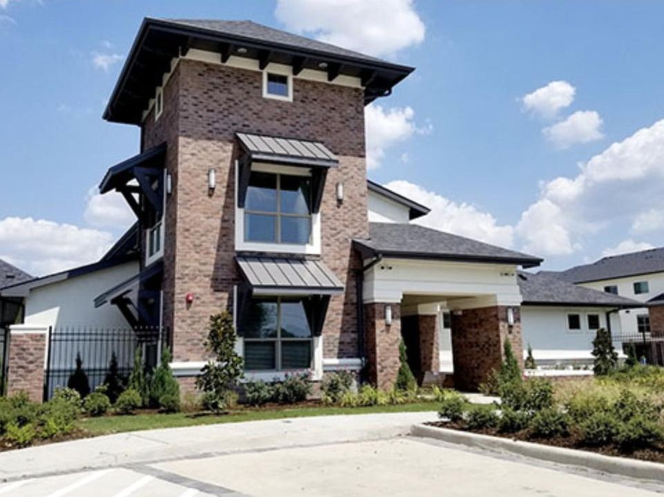 1st image of 1553 Cullen Blvd #302