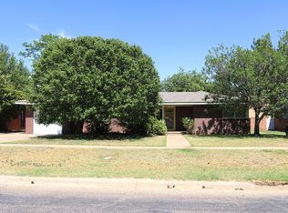 1202 Yonkers St, Plainview, TX 79072