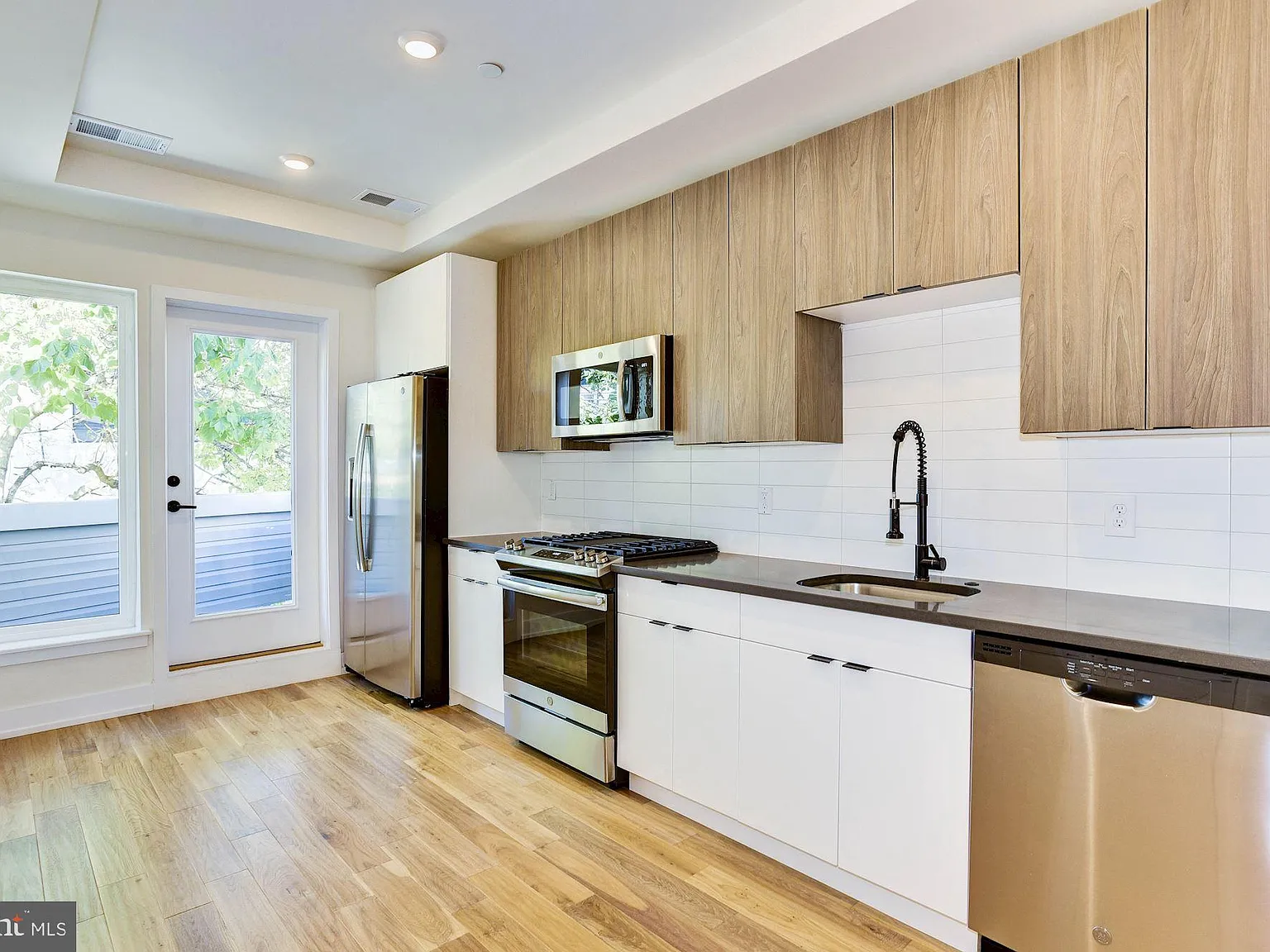 1 bed, 1000 sqft, $1,650 — Photo 3