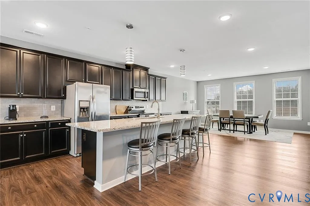 3 bed, 2.5 bath, 2452 sqft, $2,500 — Photo 3
