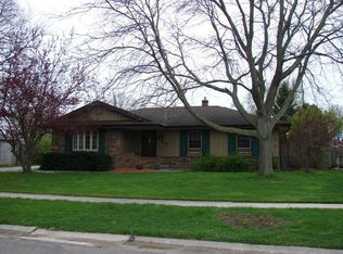 445 E Estates Pl, Oak Creek, WI 53154