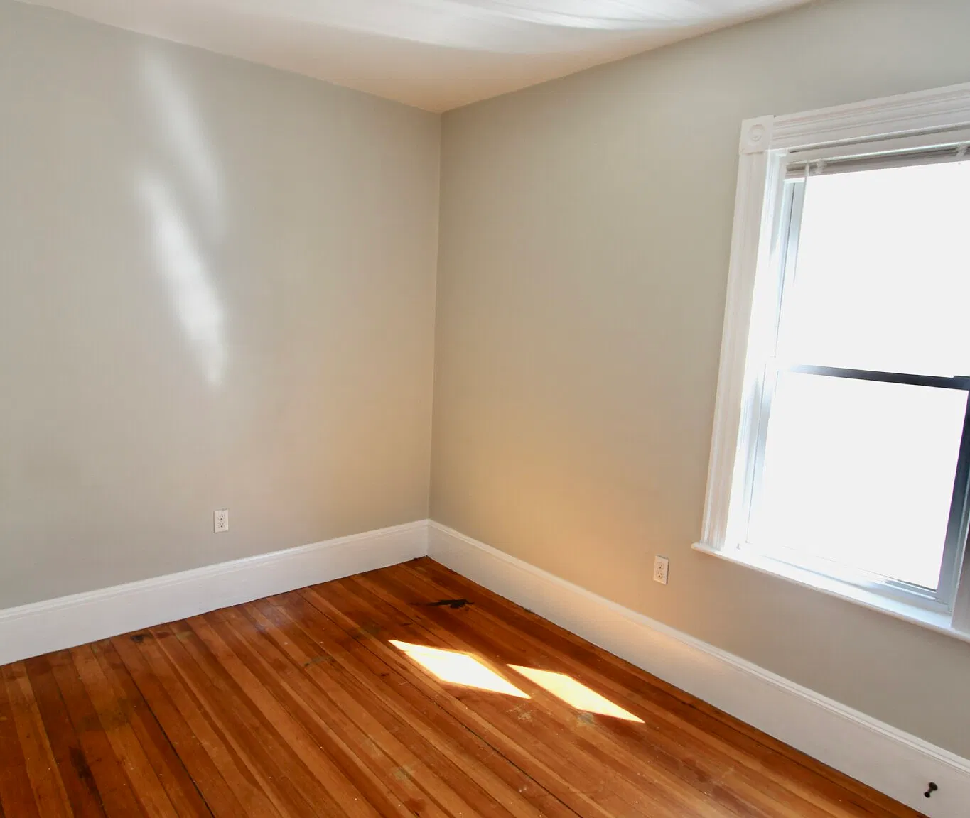 4 bed, 1.5 bath, 9999 sqft, $3,570 — Photo 2