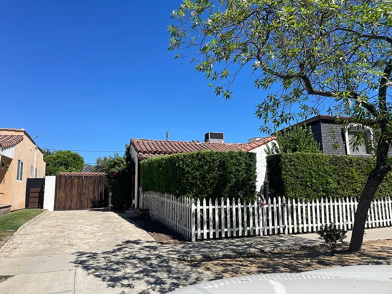 252 S Griffith Park Dr — Photo 8
