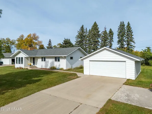 214 Golf Ter, Crookston, MN 56716