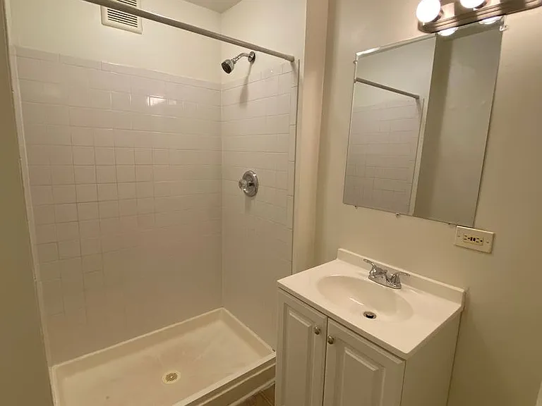 Morton 918-920 E — Photo 10