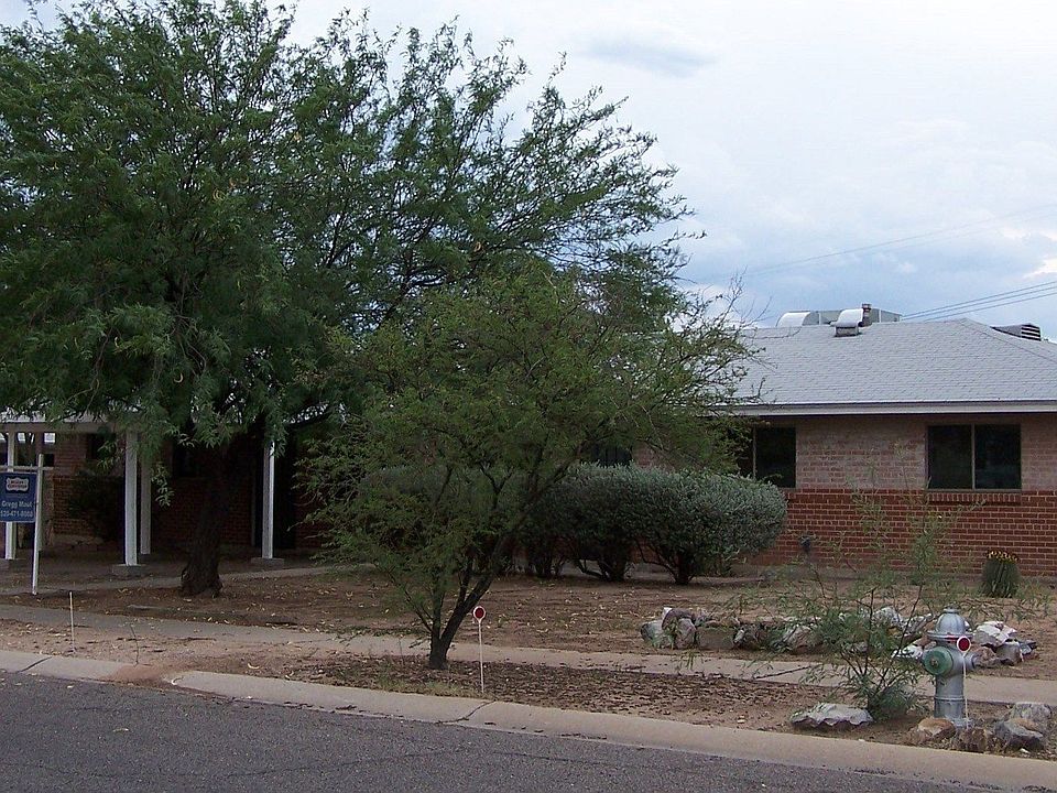 Front of house--3-car carport