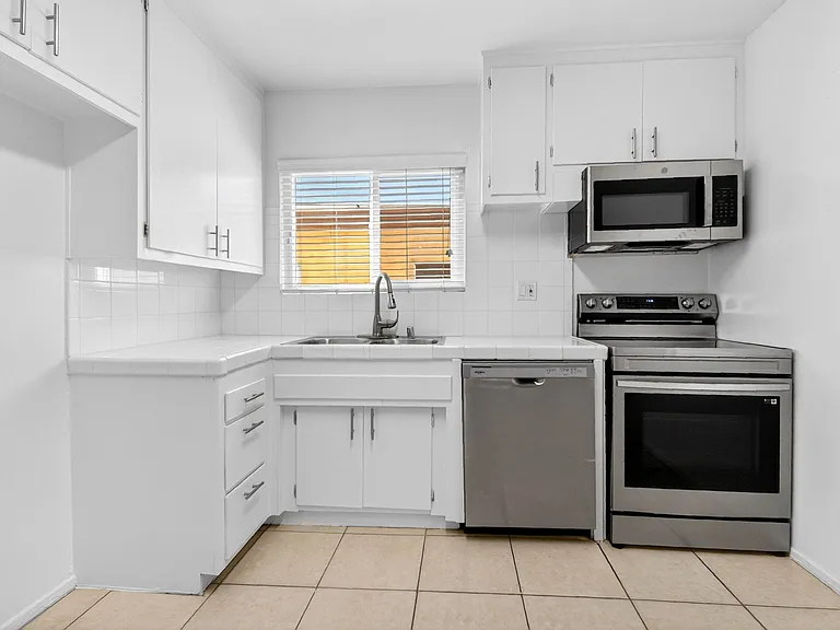 21736 Roscoe Blvd — Photo 14
