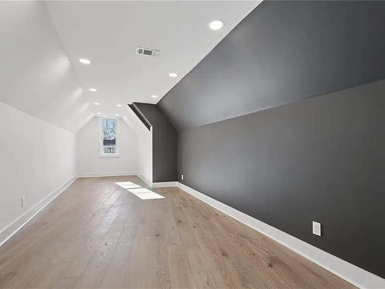 120 Thome Dr — Photo 65