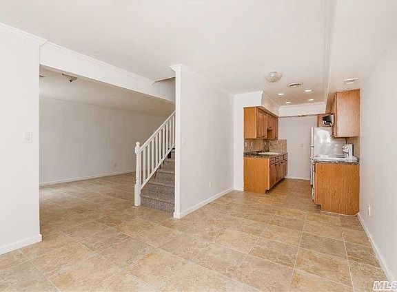 3rd image of 27 Alhambra Dr
