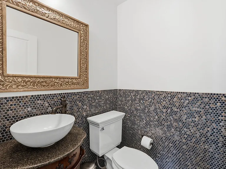 2525 E Minnezona Ave — Photo 20