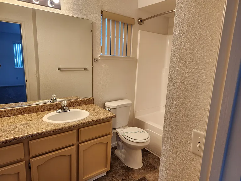 River Knolls Apartment — Photo 45