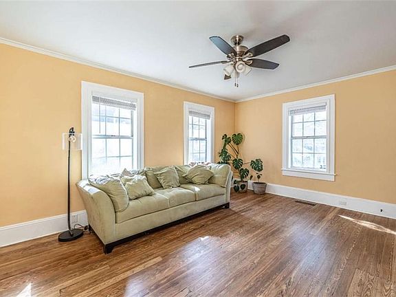 4th image of 201 E 10th St E