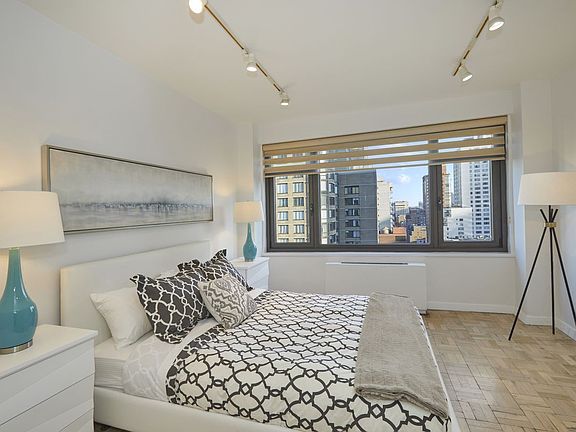 4th image of 160 E 65th St APT 20B