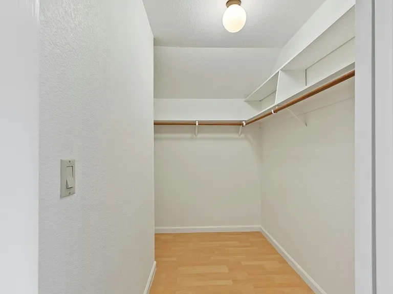 325 E 8th St #WHOLE HOUSE — Photo 17