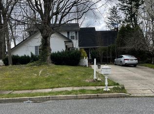 8 E Coach Ln, Mount Laurel, NJ 08054