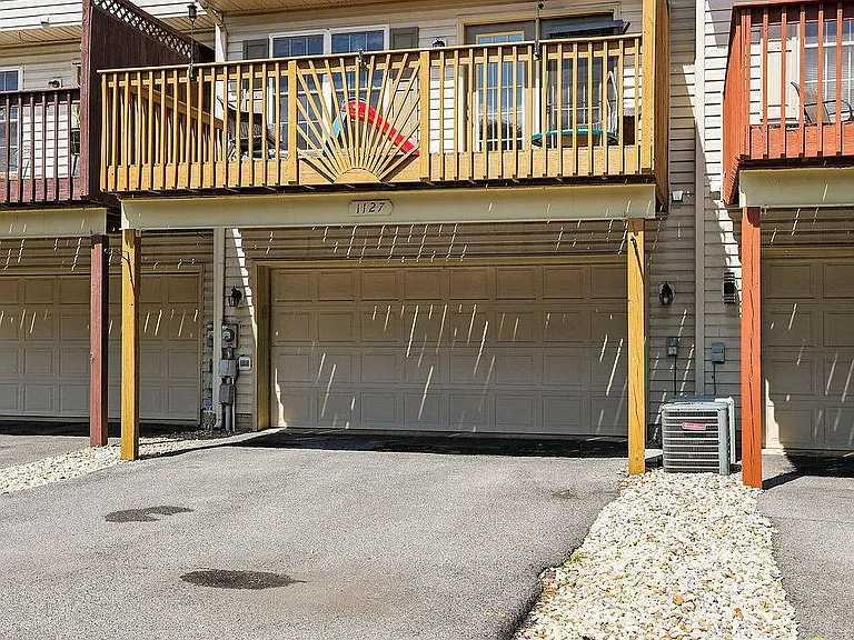 1127 Lindsay Ln — Photo 23