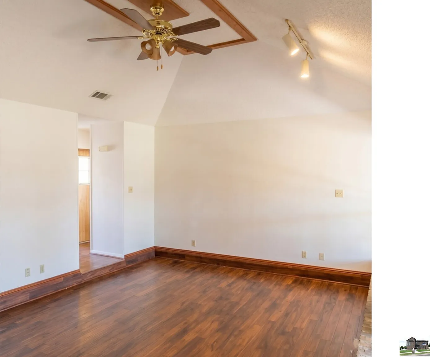 3 bed, 2.0 bath, 1409 sqft, $1,450 — Photo 2