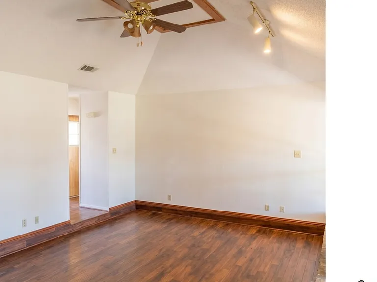 1107 Tyler Dr — Photo 2