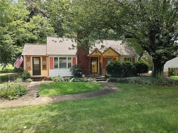 201 S Peace Haven Rd, Winston Salem, NC 27104