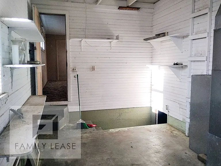 110 W New St — Photo 34