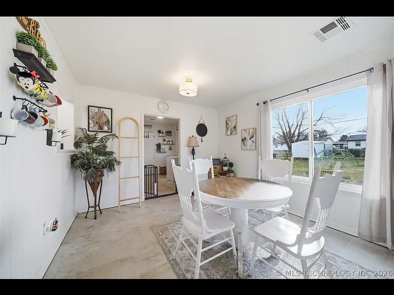 318 E Maple St — Photo 12