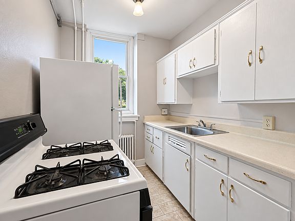 3rd image of 2535 Central Ave #4
