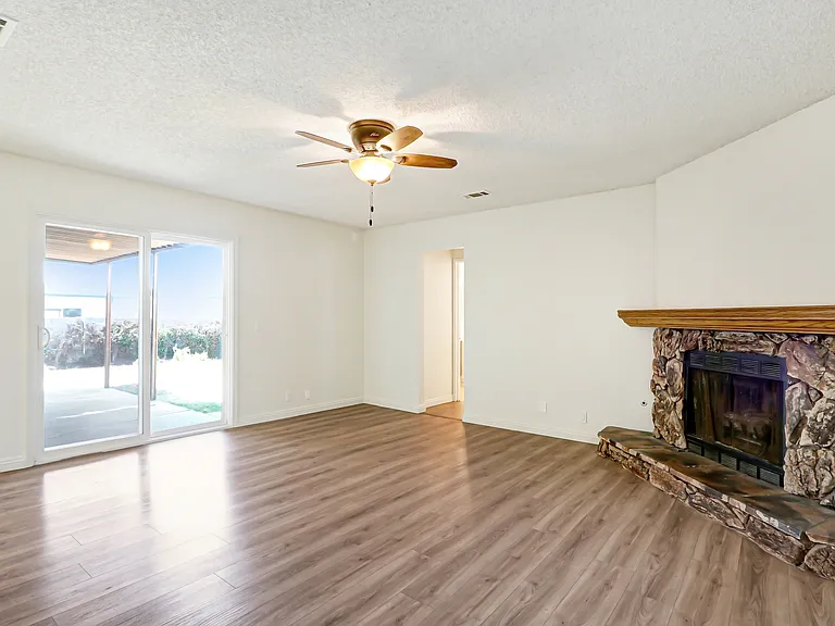 677 N Tulare Way — Photo 3
