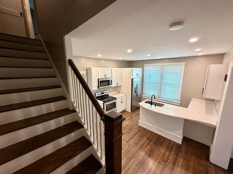 1050 Edgar Ave — Photo 3