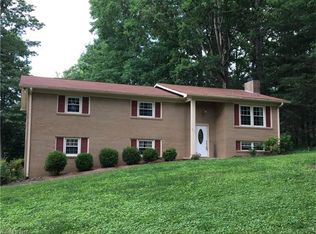 211 Castleton Ln, Hendersonville, NC 28791