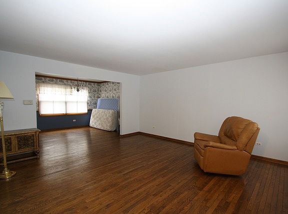 4th image of 261 Grovenor Dr