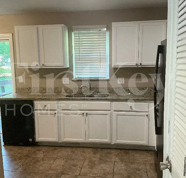 400 SW Keystone Ct — Photo 5