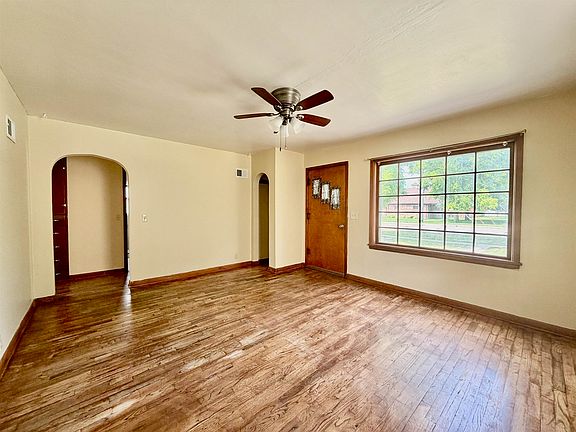 4th image of 621 S Elm St.