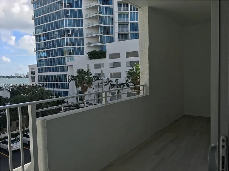 395 NE 21st St #403 — Photo 3