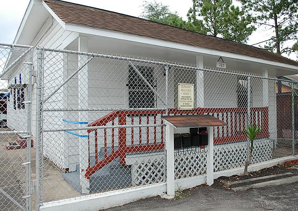1st image of 305 N Live Oak St APT 1