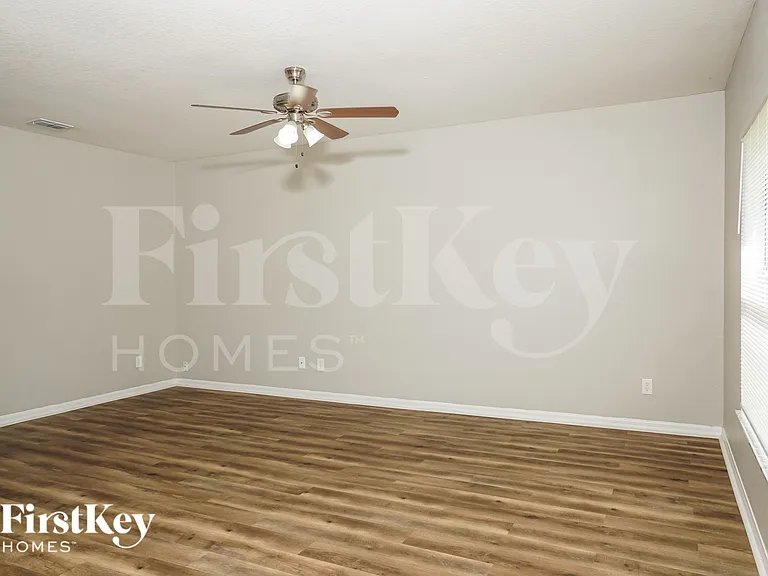 3958 N Chamberlain Blvd — Photo 2