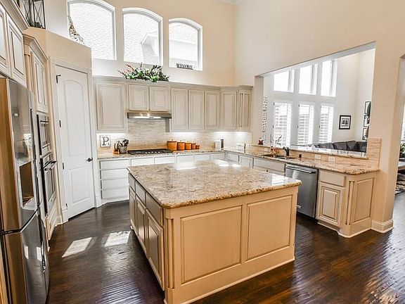 Kitchen with vault ceiling