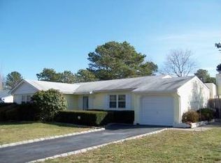 14 Ridge Haven Dr, Ridge, NY 11961