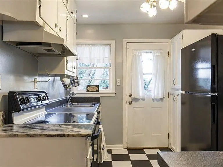 2726 Harrington Dr — Photo 4