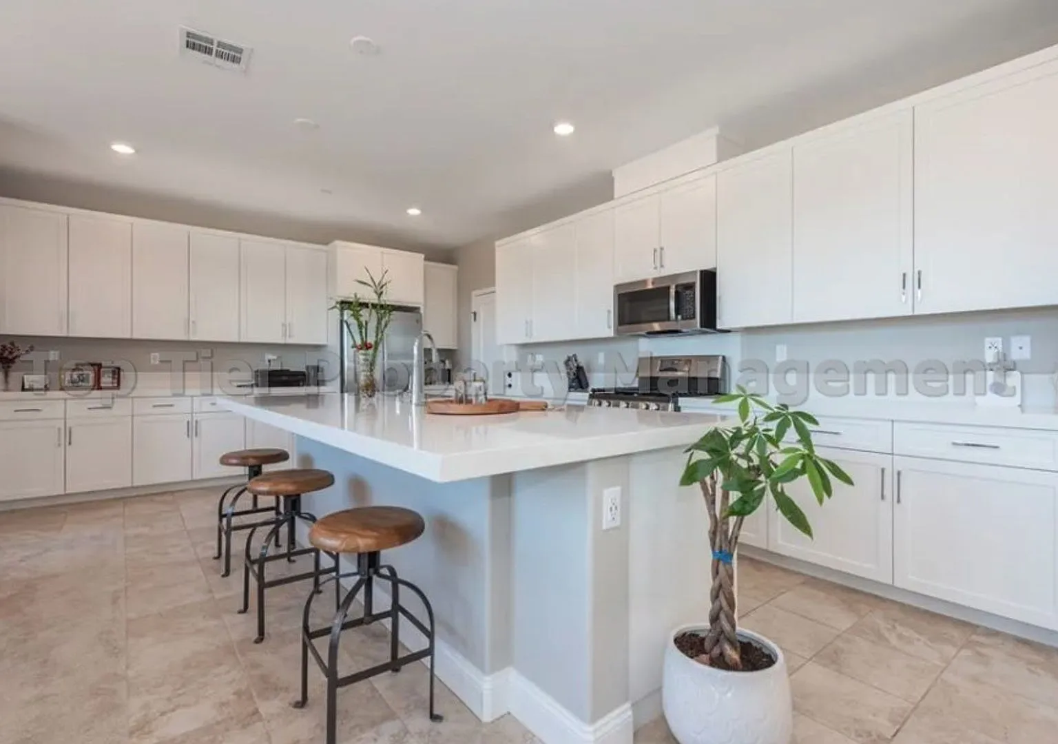 Beautiful & Modern Like New - 4 bed/ 3 bath/ 2592 Sqft Single Family Home-Built in 2022! — Photo 4